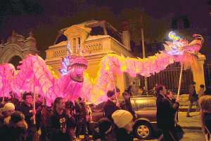 20-метрового китайського дракона носять центром Львова. 22 січня городяни святкують тут китайський Новий рік, який мине під знаком водяного Дракона