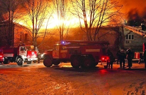 Донецькі рятувальники гасять приміщення тютюнової фабрики ”Хамадей” на вулиці Олексія Антропова. Споруда спалахнула по обіді 22 січня, однак працівники кілька годин намагалися впоратися з полум’ям самі, пожежників не викликали. Приборкати вогонь удалося близько півночі, вигоріло майже все