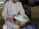 Столичний кондитер Тетяна Вербицька на майстер-класі по приготуванню десертів показує, як готувати мус