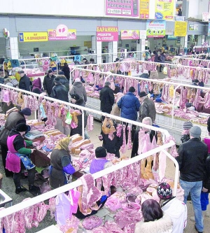 Частина продавців ринку Урожай у Вінниці перейшли торгувати з вулиці у м’ясний павільйон. За місце платять вісім гривень. Але всім бажаючим місць не вистачає