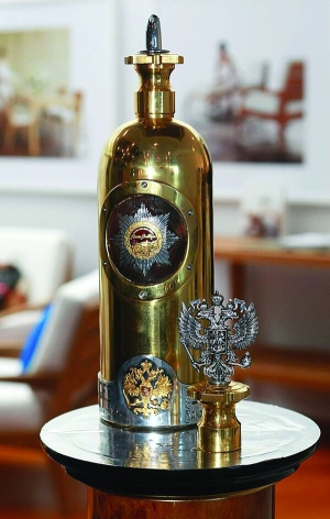 Пляшку для ”Руссо-Балт” відлили із дев’яти кілограмів золота. Для цього переплавили монети початку XX століття