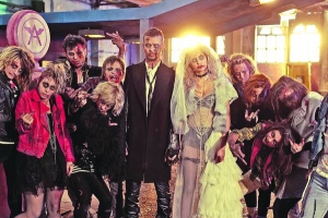 Кадр із мюзиклу ”Зет.Денс” Алана Бадоєва, де співак Макс Барських (по центру) перевтілиться у зомбі