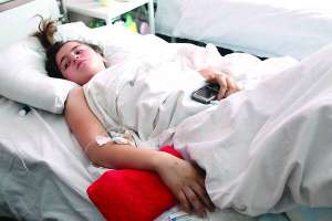 Киянка Каталіна Жигарану лікується у палаті №5 травматологічного відділення Охматдиту. Вона випала з вікна і не втратила свідомості