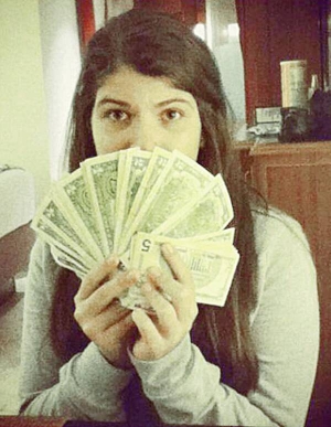 Росінес, донька диктатора-соціаліста Уґо Чавеса, позує з купюрами 1, 2 і 5 доларів. У Венесуелі ця валюта — рідкість