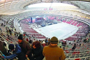 Люди чекають на концерт, присвячений офіційному відкриттю Національного стадіону у Варшаві. На захід прийшли понад 60 тисяч поляків