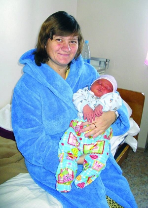 Тетяна Аркалюк із села Червона Слобода під Черкасами з новонародженим сином Віталієм. Це п’ята дитина у родині