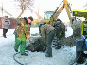 Ремонтна бригада ”Миргородводоканалу” ліквідовує порив труби по вулиці Грекова в райцентрі