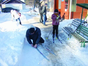  Євген Ромащенко у парку 50-річчя в Черкасах пристібає лижі. Прийшов туди  із сестрою Аліною. Вона катається вперше