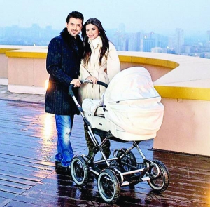 Співачка Ані Лорак із чоловіком, турецьким бізнесменом Муратом Налкакіоглу, катають у візку доньку Софію на терасі свого пентхауса в Києві