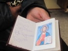 Андрей Голубев в пункте обогрева, расположенном в Донецкой горбольнице № 3. Свое имя, фамилию и отчество он написал в молитвеннике, который носит на теле. На случай, если замерзнет в снегу, чтобы его опознали и сообщили родственникам