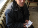 Андрей Голубев в пункте обогрева, расположенном в Донецкой горбольнице № 3. Свое имя, фамилию и отчество он написал в молитвеннике, который носит на теле. На случай, если замерзнет в снегу, чтобы его опознали и сообщили родственникам