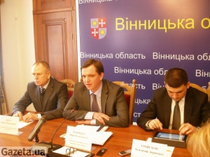 Николай Джига, Юрий Павленко и мэр Винницы Владимир Гройсман во время совместной пресс-конференции