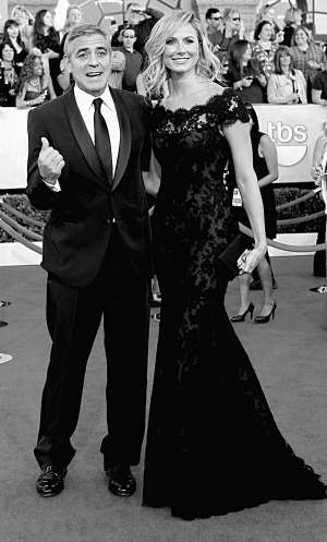 Голлівудський актор Джордж Клуні з коханою — чемпіонкою світу з реслінгу Стейсі Кіблер на врученні премії ”Золотий глобус” у Лос-Анджелесі. Друзі вважають їх ідеальною парою. Джордж комплексує, що Стейсі вища на п’ять сантиметрів