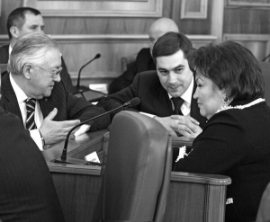 Нардеп-&quot;нунсівець&quot; Борис Тарасюк (ліворуч) спілкується із &quot;регіоналами&quot; Максимом Луцьким та Тетяною Бахтеєвою під час засідання Погоджувальної ради 6 лютого