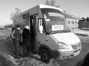 Мешканці селища Вакуленці у передмісті Полтави сідають у маршрутне таксі. Люди жаліються, через відсутність графіку руху на зупинці можна простояти годину