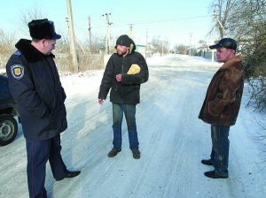 Дільничний Юрій Гетьманенко перестрів на вулиці Котельви Олега Дудченка та Михайла Василенка. Обоє чоловіків нетверезі