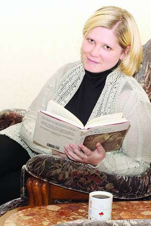 Світлана Трофімова читає книжку Томаса Мерфі ”Спокуса моралі” англійською мовою