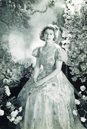 Принцеса Елізабет під час сімейної фотосесії в березні 1945-го. Через сім років вона сіла на королівський трон після смерті батька короля Ґеорґа VI. Спадкоємцем престолу є її син, принц Чарльз Вельський