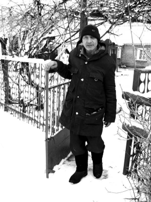 Михайло Данилевич стоїть на своєму подвір’ї у селі Лісова Лисіївка на Вінниччині. У Стрижавській колонії він відбував покарання за крадіжку