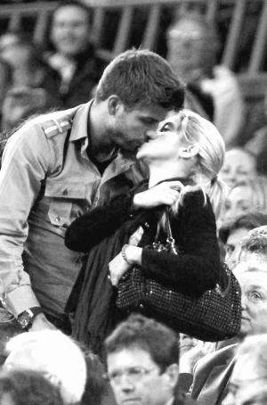 Колумбійська співачка Шакіра цілується з футболістом ”Барселони” Жераром Піке. Пара почала зустрічатися торік. Аби бути ближче до коханого, Шакіра переїхала до Мадрида. Піке на 10 років молодший за неї