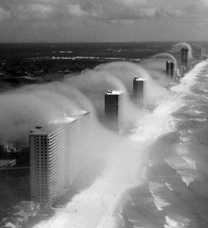 На узбережжі міста Панама-Сіті у США цунамі з хмар накрило хмарочоси. Це природне явище виникає, коли в повітрі забагато вологи