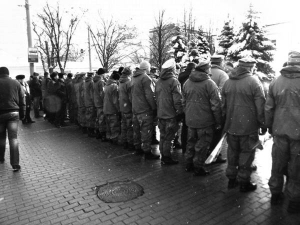 Ветерани війни в Афганістані з організації ”Ніхто крім нас” стоять біля пам’ятника воїнам-інтернаціоналістам у Києві 15 лютого. Розвертаються спинами, коли повз них проходять президент Віктор Янукович та міністри