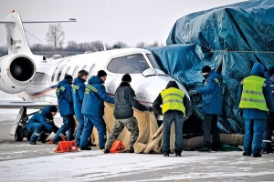 Працівники львівського аеропорту споруджують тепловий бокс 9 лютого. Це дозволило безпечно доправити обпеченого на 80 відсотків 11-річного Андрія Царинського з реанімобіля до спеціального медичного літака. Ним дитину доставили у США і прооперували