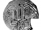 Срібляник Володимира Великого із зображенням його княжого знака. Вага - 3,46 грама, у діаметрі має 27 міліметрів. Ця надщерблена монета походить зі скарбу, знайденого в травні 1852 року під Ніжином на Чернігівщині