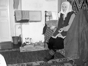 100-річна Ганна Москвічова сидить на ліжку у будинку своєї невістки в селі Борсків Тиврівського району. Перейшла жити до неї на зиму заради економії дров