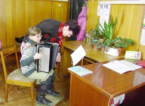 Світлана Буєвич навчає грі на баяні Лілію Ткаченко у своєму класі у музичній школі №2 у Черкасах