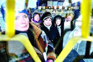 Власниці відділів у магазині ”Крамниця” на вулиці Чернівецькій, 11 у Львові четверту добу не виходять надвір.  Харчі і теплий одяг їм передають родичі