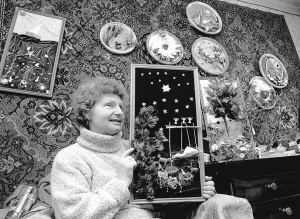 Киянка Ірина Бородюк показує виготовлені власноруч картини зі штучних квітів. Продає їх від 100 гривень. Вона 27 років хворіє на цукровий діабет. Після втрати зору рік не виходила з квартири