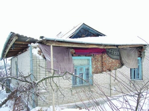 Дах будинку Лідії Пустовіт із села Шипинки Барського району на Вінниччині проломився всередину і зсунувся. Три стіни покришилися
