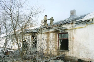 Пожежники гасять багатоквартирний будинок у Жашкові. На пожежі їм довелося працювати всю ніч