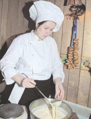 До Масляної у столичному ресторані ”Курені”  кухар Оксана Чубай готує тісто для млинців. Каже, що найкраще збивати його вручну