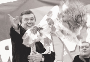 Віктор Янукович кидає букет квітів у натовп своїх прихильників на передвиборному мітингу в Харкові у грудні 2004 року. Ті президентські вибори він програв Вікторові Ющенку. Главою держави Януковича обрали 2009-го