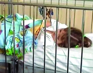 Чотирирічна Дарина лежить у реанімації Волинського дитячого медичного об'єднання. Вона випала з восьмого поверху. Поламала ногу і зап’ясток. Медсестри кажуть, дуже жвава дитина