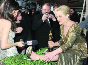 Меріл Стріп нагородили ”Оскаром” за роль британського прем’єр-міністра Маргарет Тетчер у фільмі ”Залізна леді”. На нагородженні показує туфлі від італійського дизайнера Сальваторе Феррагамо. Такі самі носила її героїня