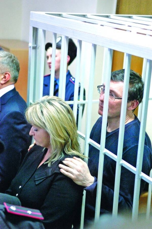 Юрій Луценко в залі столичного Печерського суду тримає за плечі дружину Ірину в день оголошення вироку 27 лютого
