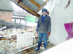 Чоловік розбирає завали на місці будинку Ольги Степки в райцентрі Гадяч на Полтавщині. Дім рознесло вибухом газу. Дочка й зять потрапили до лікарні з опіками