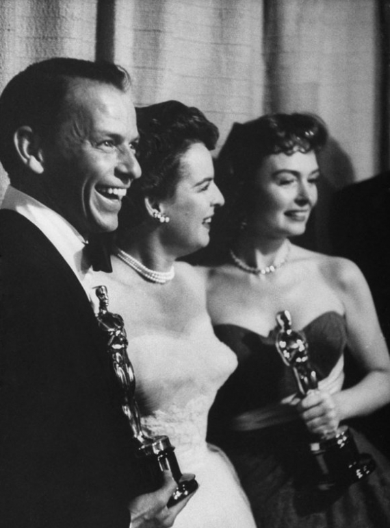 Френк Синатра і Донна Рід з Оскарами як кращі актор та актриса за ролі у фільмі &quot;Звідси у вічність&quot;, який отримав 8 статуеток 