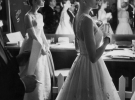 Одри Хепберн и Грейс Келли ждут за кулисами в ожидании своего выхода для обьявления победиля в 1956 году