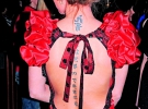 Киянка вдягла на концерт плаття з відкритою спиною. Підібрала волосся, щоб показати татуювання японських ієрогліфів уздовж хребта