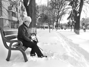 Віоріка Віллашек із міста Мукачеве на Закарпатті сидить на лаві біля обласної лікарні в Ужгороді. Коли міняла паспорт у 1990-х роках, її записали Вірою. Сама виховала двох доньок