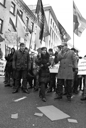 60 студентів стоять біля Адміністрації президента 27 лютого. Кидають на землю червоні картки. Так висловлюються проти політики президента Віктора Януковича