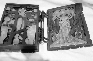 Книжку ”Страсті Христові” львівський художник Роман Андрійовський викував зі сталі, латуні й міді
