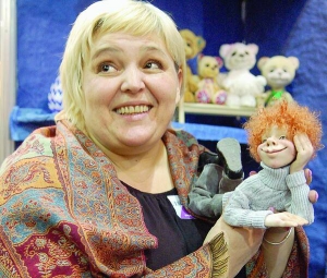 Киянка Оксана Сальнікова тримає рудого ”Мрійника”. Під час салону ”Модна лялька” у столичному Міжнародному виставковому центрі продає іграшку за 300 доларів — 2400 гривень