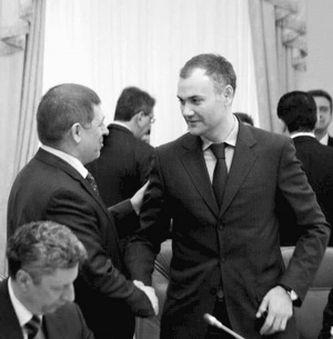 Новопризначений міністр фінансів Юрій Колобов (праворуч) уперше прийшов  на засідання уряду 29 лютого