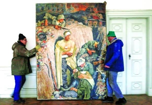 Робітники несуть картину ”Спогади про Сталінград” у монастирі в чеському селищі Доскани за 50 кілометрів від Праги. Кілька десятиліть цю роботу вважали зниклою. Раніше з неї змальовували ескізи, випускали марки. Полотно — одне з найулюбленіших Адольфа Гітлера
