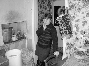 Валентина Дель стоїть на кухні своєї однокімнатної квартири, яку дала міська влада Шполи. Жінка хоче приватизувати житло і провести газ